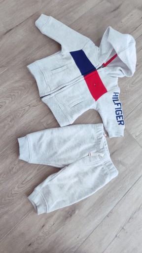 Zdjęcie oferty: Komplet dziecięcy bluza i spodnie Tommy Hilfiger