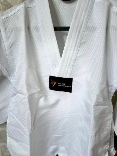 Zdjęcie oferty: Strój do taekwondo + pas. Nowy, rozmiar 180 cm