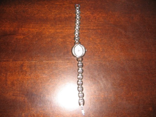 Zdjęcie oferty: zegarek damski na bransoletce z kryształkami Q & Q