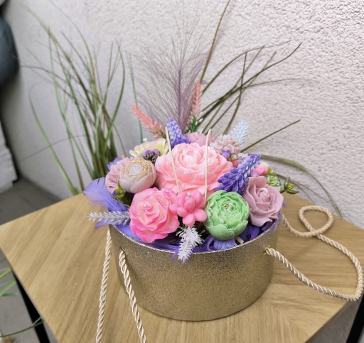 Zdjęcie oferty: Ozdobny koszyk z kwiatami z wosku - świeczki - BOX. Wyrób Made by Hand
