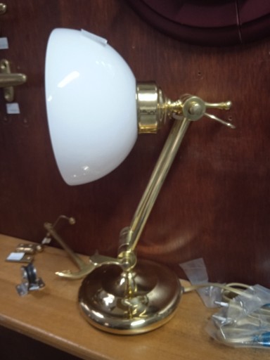 Zdjęcie oferty: Elegancka lampka na biurko ,stolik