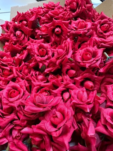 Zdjęcie oferty: sztuczne kwiaty róże, mały rozmiar, 115 sztuk