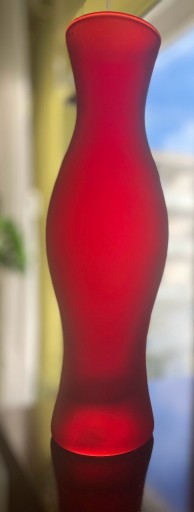 Zdjęcie oferty: Wazon smukły szklany w kolorze czerwonym