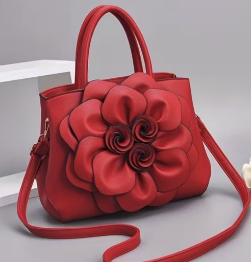 Zdjęcie oferty: Piękna czerwona torebka z kwiatem, do ręki i na ramię. NOWA
