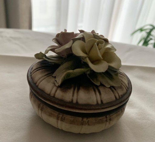 Zdjęcie oferty: Porcelanowe puzderko z różami