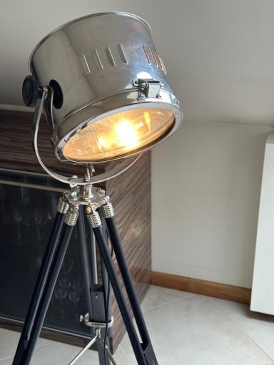 Zdjęcie oferty: Lampa na trójnogu 