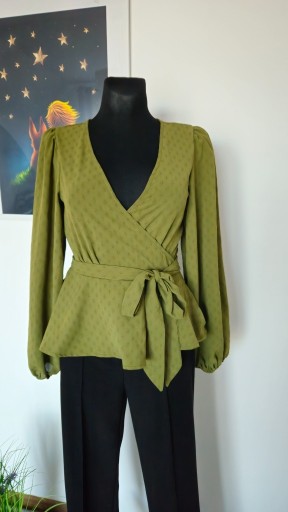 Zdjęcie oferty: bluzka kopertowe zapięcie, bufiaste rękawy, wzór,kolor khaki, rozmiar XS