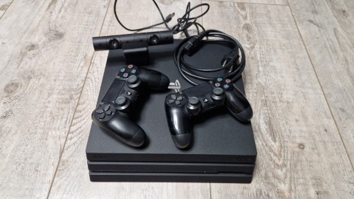 Zdjęcie oferty: Konsola Sony PS4 Pro, 2 pady, kamera