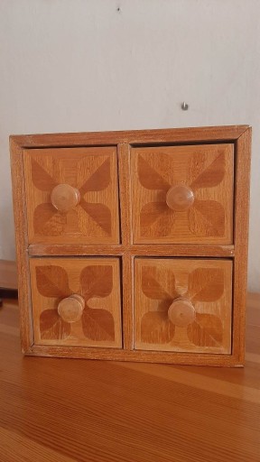 Zdjęcie oferty: stara drewniana ozdobna skrzyneczka z szufladkami 