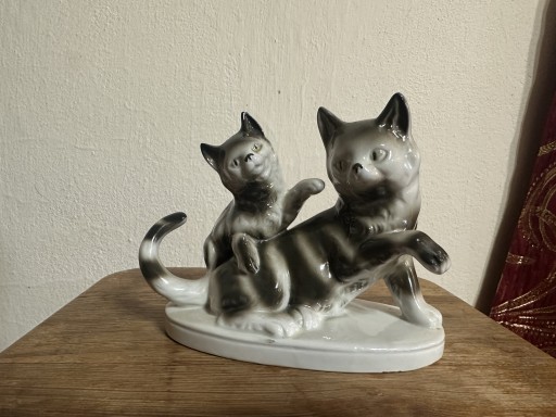 Zdjęcie oferty: Lippelsdorf stara figurka porcelanowa koty