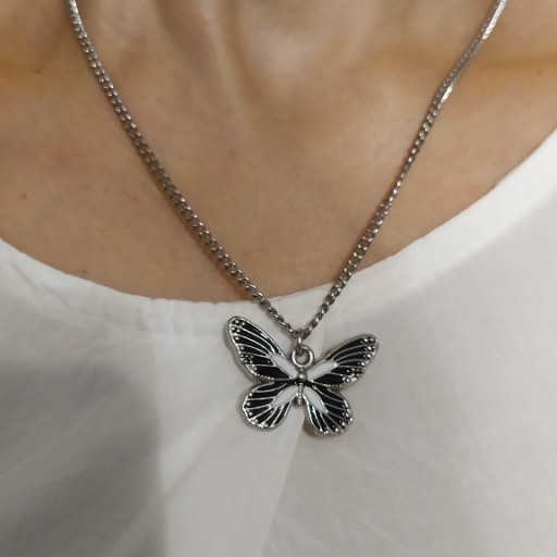 Zdjęcie oferty: Srebrny wisiorek z zawieszką w kształcie motyla