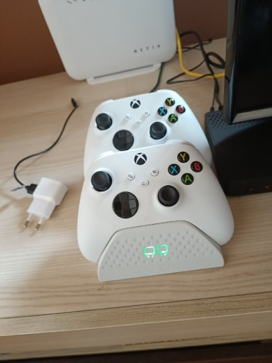 Zdjęcie oferty: Xbox series S z dodatkami dwa pady, ładowarka 