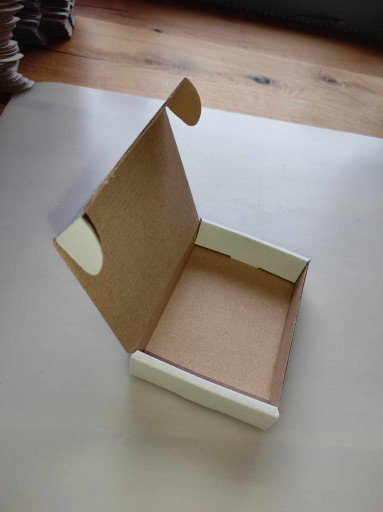 Zdjęcie oferty: Kartonik pudełko fasonowe 11,5 x 8,5 x 2,2cm 50szt