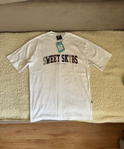 Zdjęcie oferty: Koszulka, t-shirt męski z nadrukiem Sweet SKTBS, r S/M-nowa z metką.