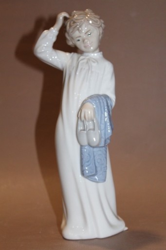 Zdjęcie oferty: Figurka chłopca z kocem wys. 28,5 cm NAO, Lladro