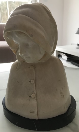 Zdjęcie oferty: Dziewczynka w pelerynce rzeźba alabaster 