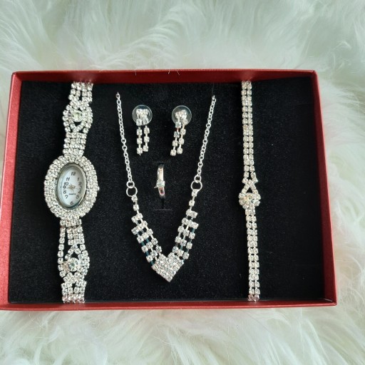 Zdjęcie oferty: Komplet biżuterii damski- eleganckie pudełeczko 