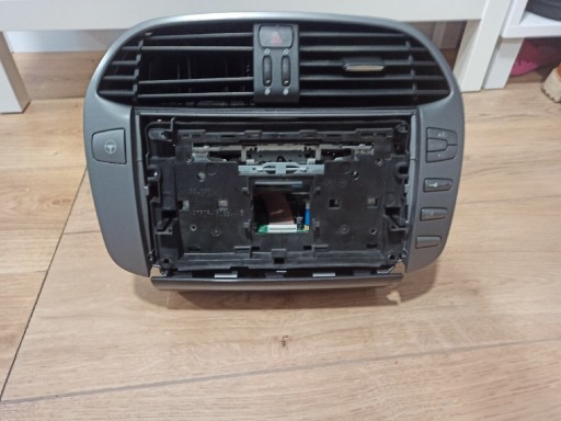 Zdjęcie oferty: Kratka nawiewu panel sterowa radio Fiat Bravo II 2