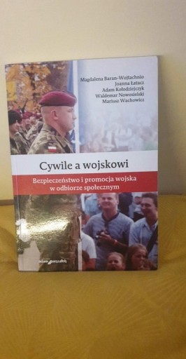 Zdjęcie oferty: Cywile a wojskowi Bezpieczeństwo i promocja wojska