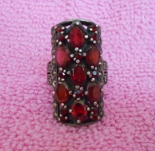 Zdjęcie oferty: Piękny i duży srebrny  pierścionek - granaty, markazyty