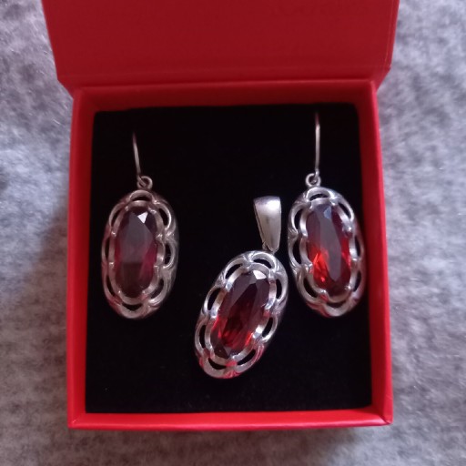 Zdjęcie oferty: Komplet biżuterii srebrnej z czerwonym kamieniem