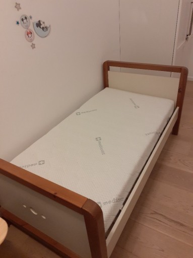 Zdjęcie oferty: łóżko dziecięce (2-6 lat) z opcją barierek