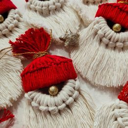 Zdjęcie oferty: Zestaw 4 Mikołajów z makramy - ozdoba świąteczna 