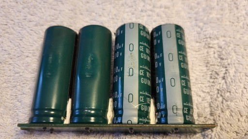 Zdjęcie oferty: Bateria 4 kondensatorów po 330uF/400V