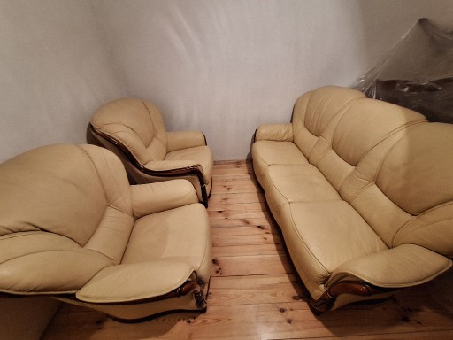 Zdjęcie oferty: sofa potrójna + dwa fotele, biała skóra,