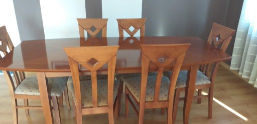 Zdjęcie oferty: Stół drewniany lakierowany z krzesłami 