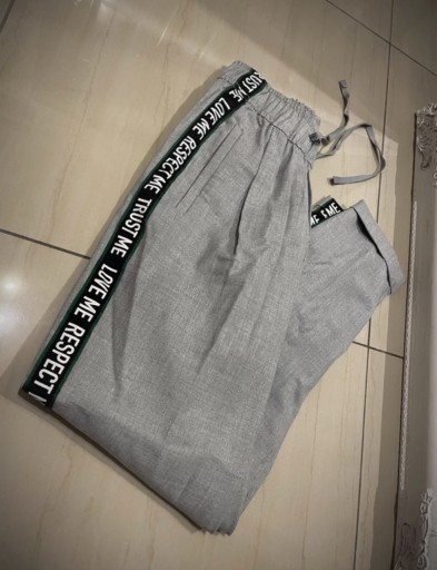 Zdjęcie oferty: Bershka joggery szare z lampasem XS jak nowe