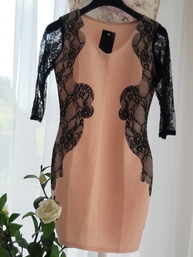 Zdjęcie oferty: Koktajlowa sukienka pudrowy róż z koronkowymi reka