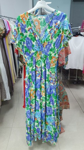 Zdjęcie oferty: Sukienka z Dekoltem - Idealna dla Każdej Sylwetki!