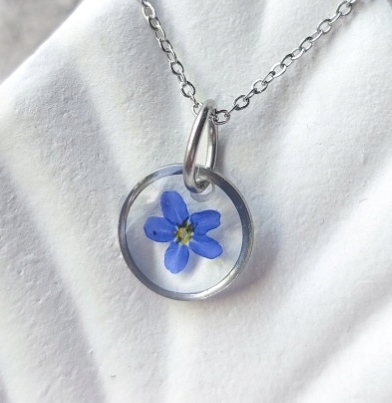 Zdjęcie oferty: Mały wisiorek z niezapominajką, modna biżuteria, prezent dla dziewczyny