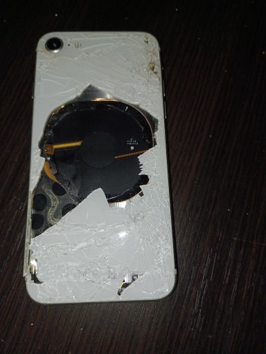 Zdjęcie oferty: Uszkodzony/stłuczony iphone SE 2020 na części