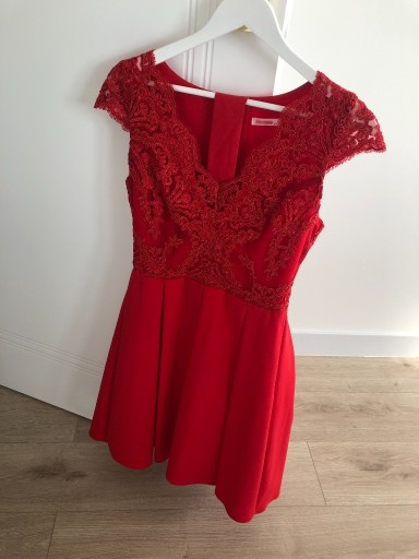 Zdjęcie oferty: Czerwona sukienka na wesele, krótka z koronką 38