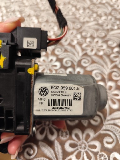 Zdjęcie oferty: Silniczek szyby prawy przód Skoda Fabia II 6Q2959801E