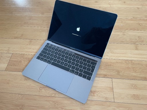 Zdjęcie oferty: MacBook Pro 13 Space Gray 2.3 / 8 / 256 Touch FVAT