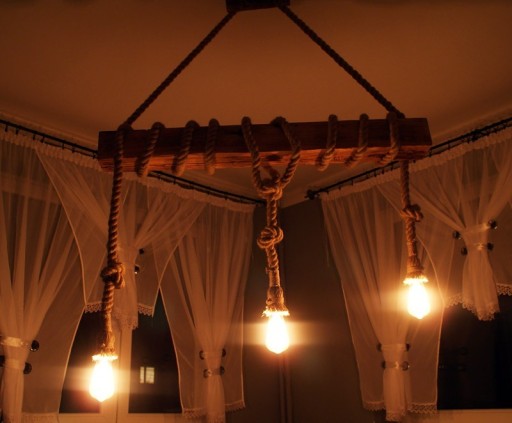 Zdjęcie oferty: Lampa sufitowa z belki drewnianej z liną jutową