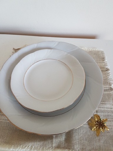 Zdjęcie oferty: Komplet 12talerzy deserowych,2 duże. Porcelana 