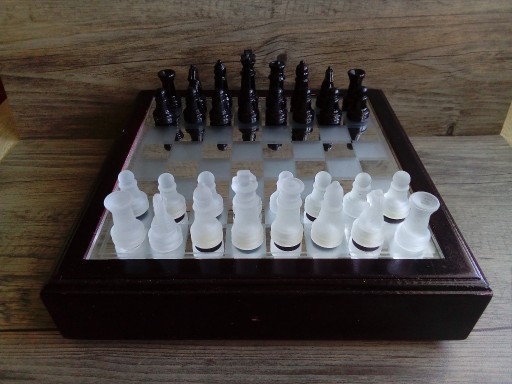 Zdjęcie oferty: szachy szklane w drewnianym pudełku