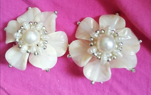 Zdjęcie oferty: Klipsy duże kwiaty perły sztuczna biżuteria