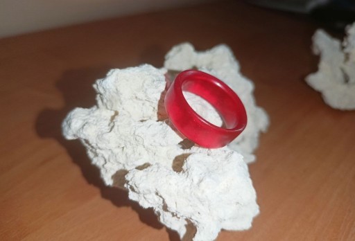 Zdjęcie oferty: czerwony pierścionek z żywicy 