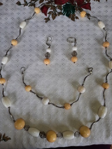 Zdjęcie oferty: Zestaw biżuterii korale kolczyki bransoletka biało