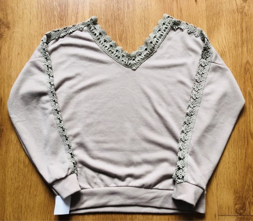 Zdjęcie oferty: Nowy sweterek z koronką