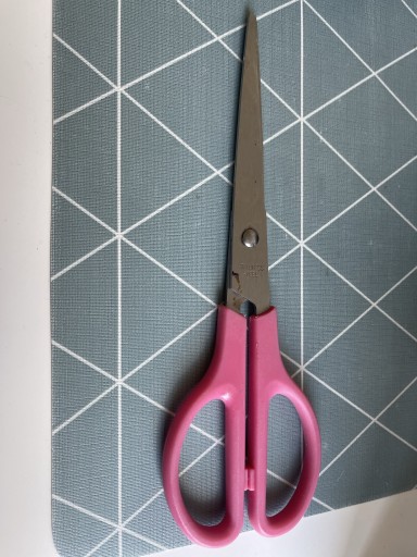 Zdjęcie oferty: Nożyczki różowe ostre