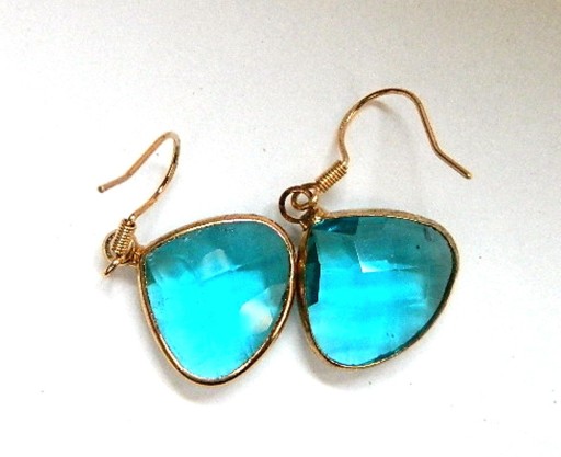 Zdjęcie oferty: Niebieskie szlifowane kryształki w złocie kolczyki