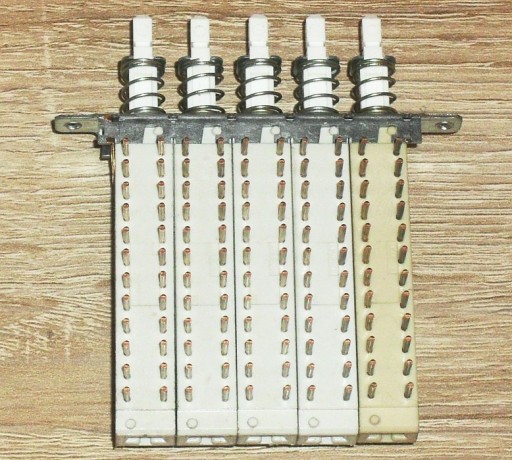 Zdjęcie oferty: Zestaw, listwa 5 przełączników zależnych 12-pinowych, ISOSTAT UNITRA