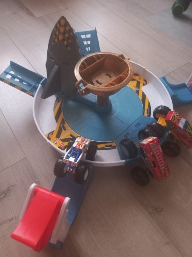 Zdjęcie oferty: Hot wheels rekin monster truck+6 autek blaze 