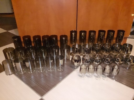 Zdjęcie oferty: Komplet kieliszków i szklanek dymionych